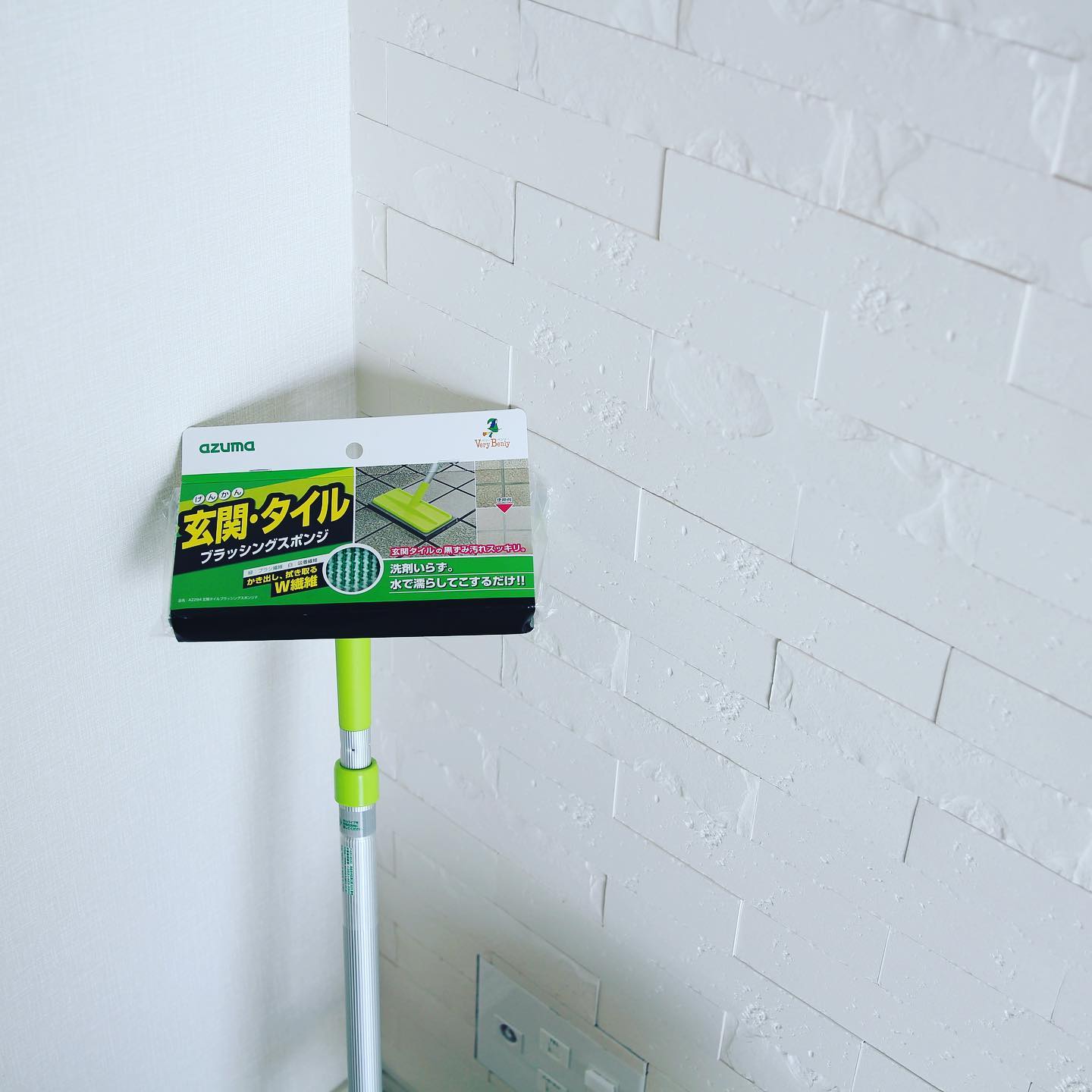 ベランダ掃除はブラッシングスポンジが最強！床を傷めず水だけで綺麗になる理