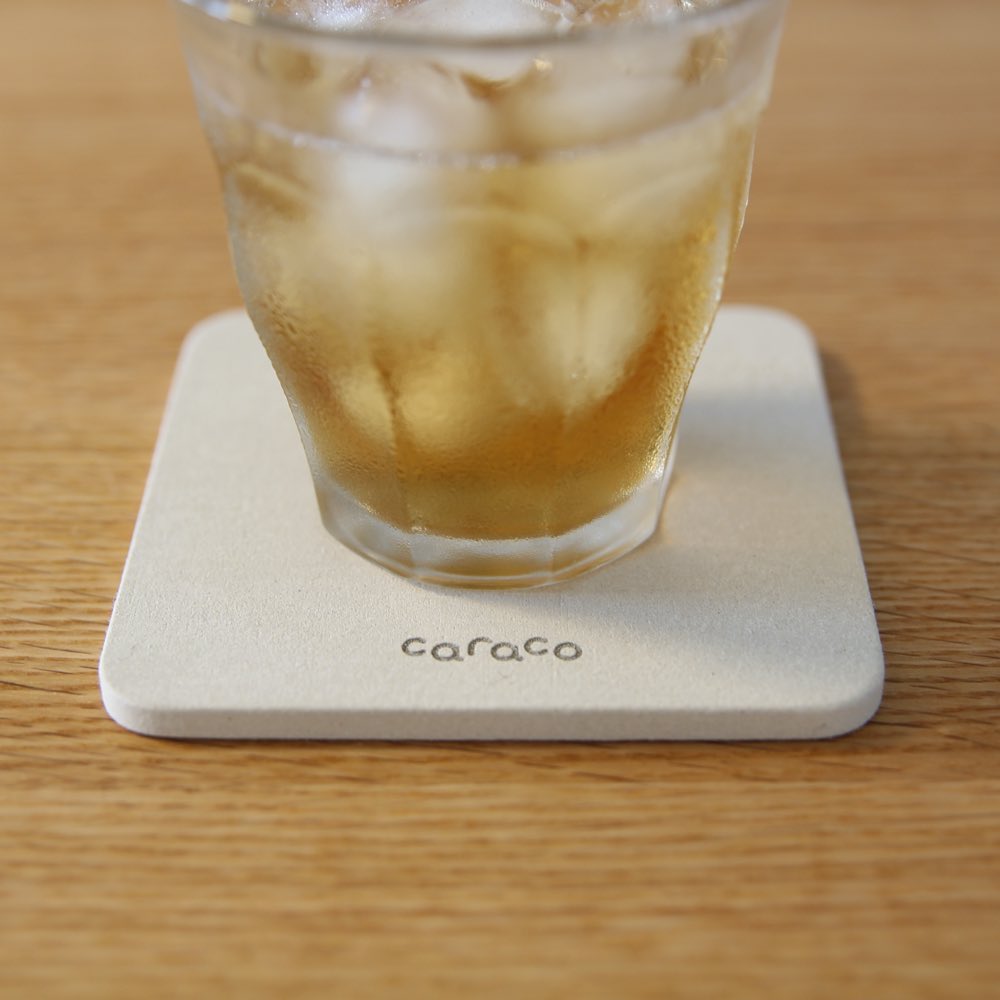珪藻土コースターで水滴を卒業。caracoが叶える清潔で美しい机
