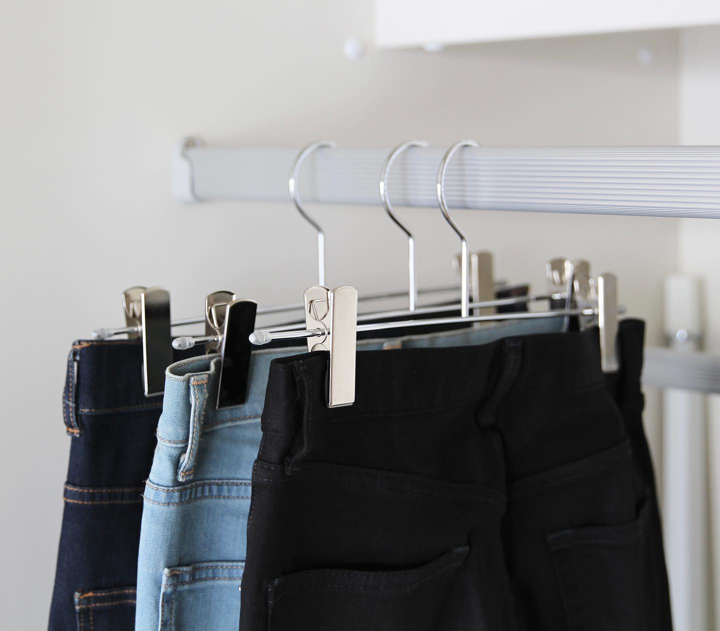 TAYAハンガーで整うクローゼット。一生モノの美しさと収納の質